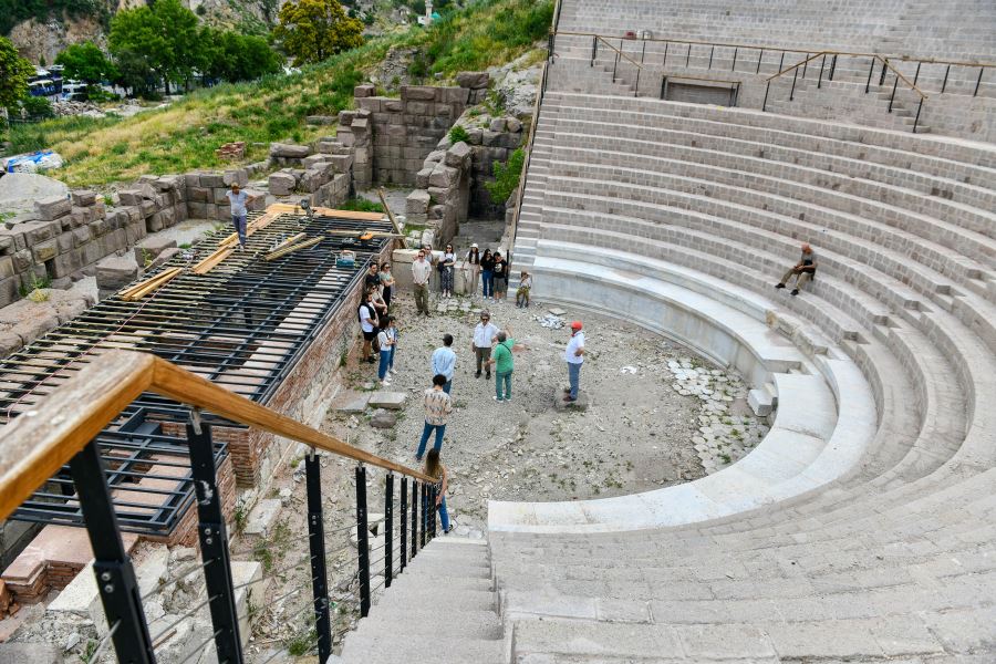 ROMA TİYATROSU’NUN KAPILARI ÜNİVERSİTELİ GENÇLERE AÇILDI