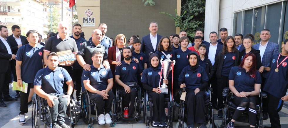ŞAMPİYON BAŞKAN ŞEHRİN ŞAMPİYONLARIYLA BULUŞTU - GÜNDEM - İnternetin Ajansı