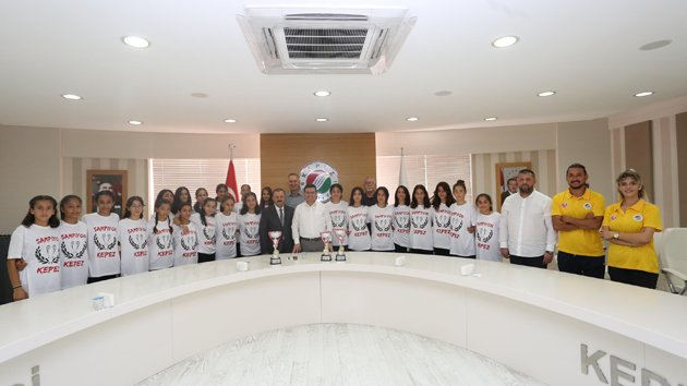 Şampiyonlar kupaları Başkan Tütüncü’ye götürdü