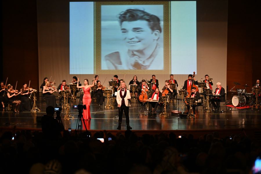 Sanat Güneşi, şarkılarıyla anıldı