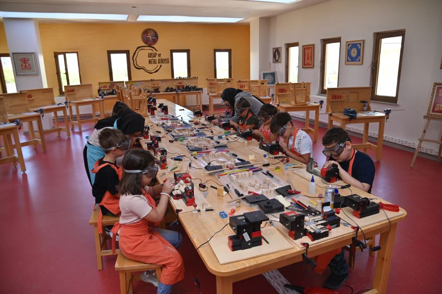 SANAT VE TASARIM ATÖLYESİ'NE ÖĞRENCİLERDEN YOĞUN İLGİ