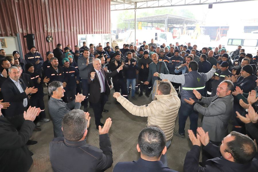 Saruhanlı Belediyesinde Davullu Zurnalı Zamlı Maaş Kutlaması