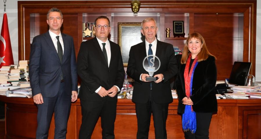 ŞEFFAFLIK ÖDÜLÜ YUVASINDA: ABB BAŞKANI MANSUR YAVAŞ’A ŞEFFAFLIK ÖDÜLÜ TAKDİM EDİLDİ