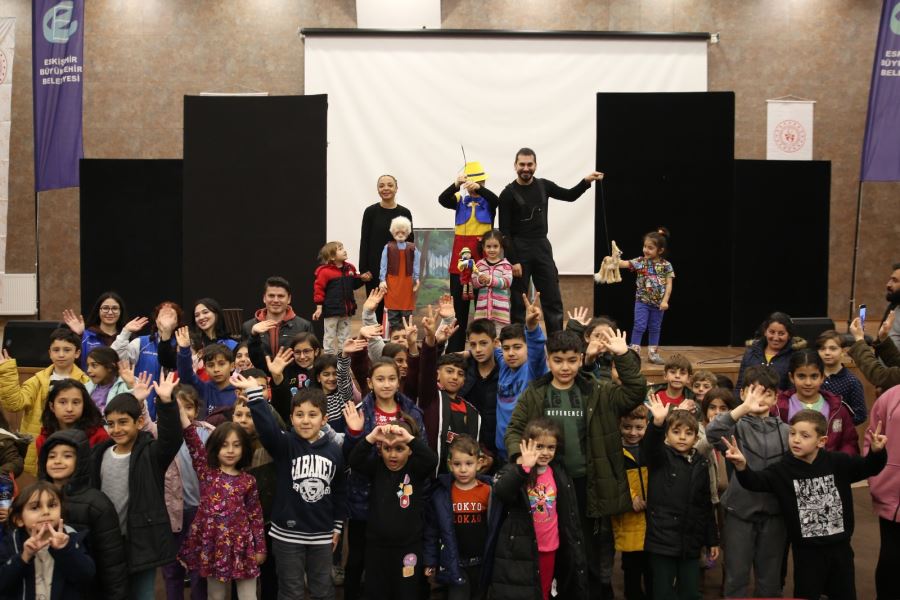 ŞEHİR TİYATROLARININ KUKLA OYUNU ÇOCUKLARA MORAL OLDU
