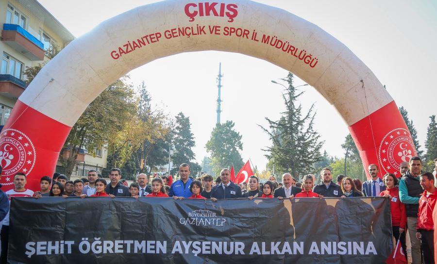 ŞEHİT ÖĞRETMEN AYŞENUR ALKAN’IN ANISINA YOL KOŞUSU VE HALK YÜRÜYÜŞÜ DÜZENLENDİ