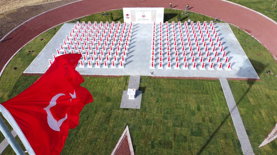 ŞEHİT ÖĞRETMENLER ANITI YEŞERİYOR