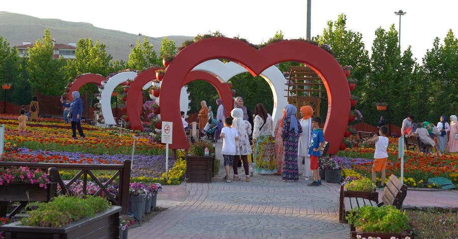 “SELÇUKLU ÇİÇEK BAHÇESİ” YOĞUN İLGİ GÖRMEYE DEVAM EDİYOR