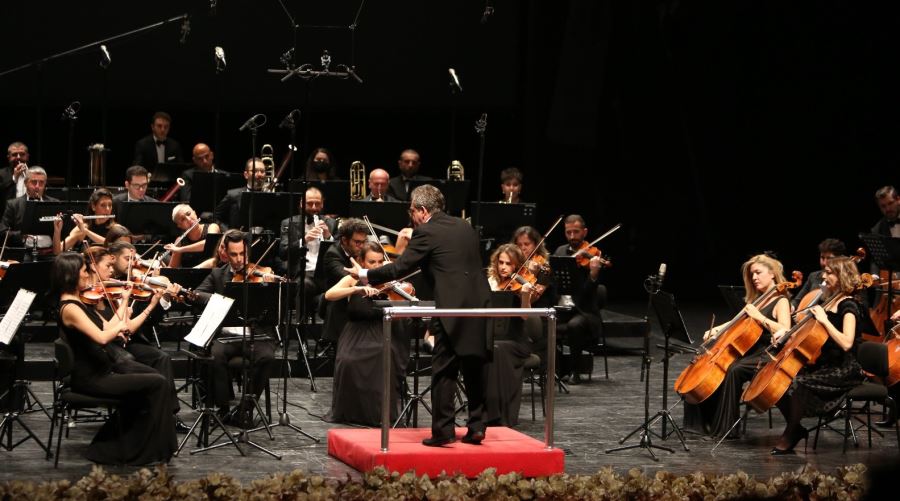 SENFONİ ORKESTRASI ATATÜRK İÇİN ÇALDI