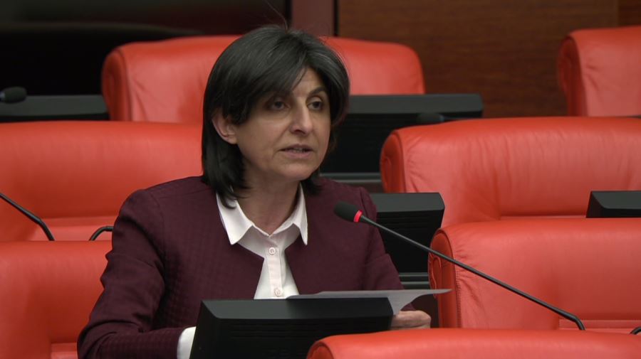 SİBEL ÖZDEMİR: ÜNİVERSİTELERDE UZAKTAN EĞİTİM KARARI GÖZDEN GEÇİRMELİDİR