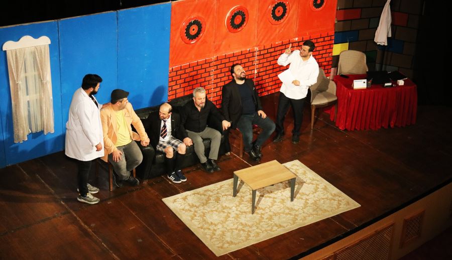 ‘Sırf Tiyatro’ AKM’de kahkahaya boğdu