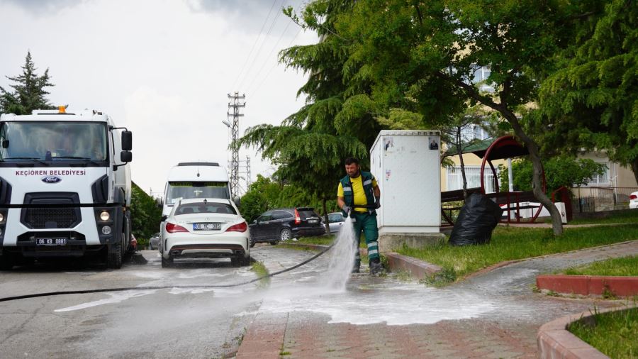 SOKAKLAR TAZYİKLİ SUYLA YIKANIYOR