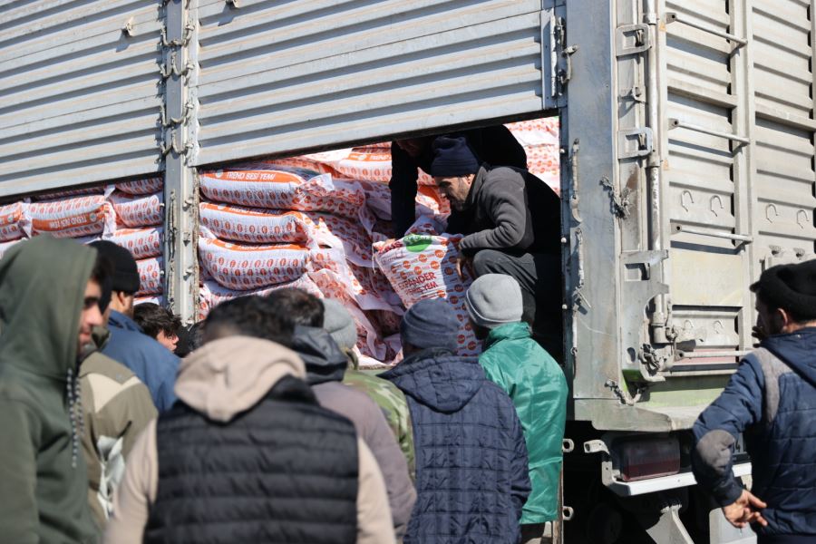TARIM VE ORMAN BAKANLIĞINCA DEPREM BÖLGESİNDE HAYVAN ÇADIRI, YEM VE MAMA DAĞITIMI DEVAM EDİYOR