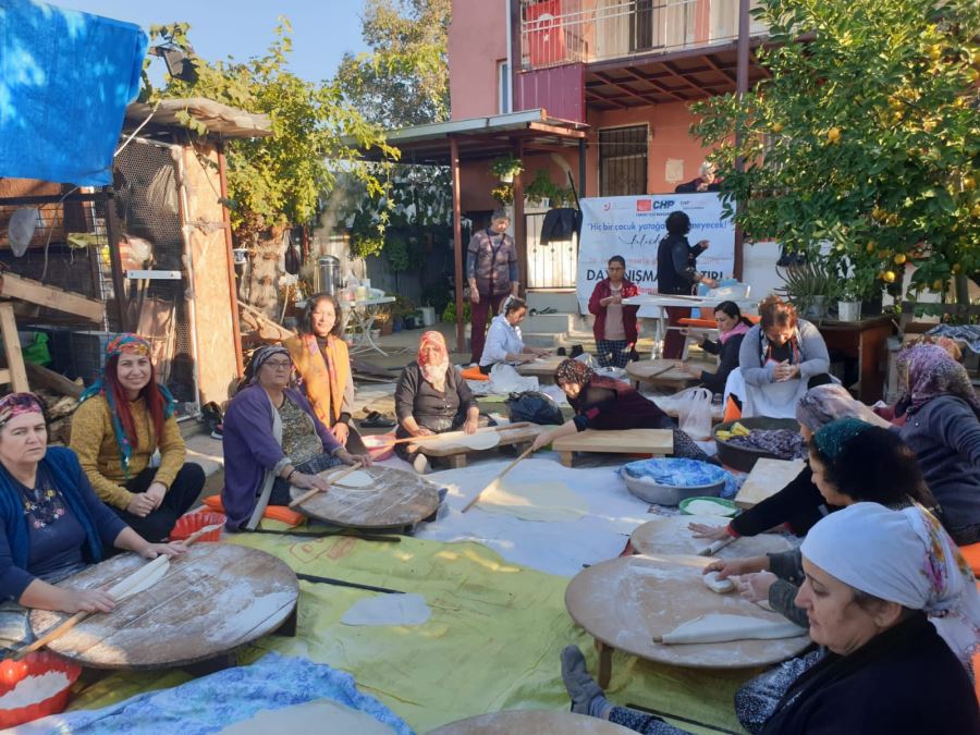 TARSUS CHP’NİN “DAYANIŞMA EKMEKLERİ” BU KEZ DE BAHÇE MAHALLESİ’NDE DAĞITILDI