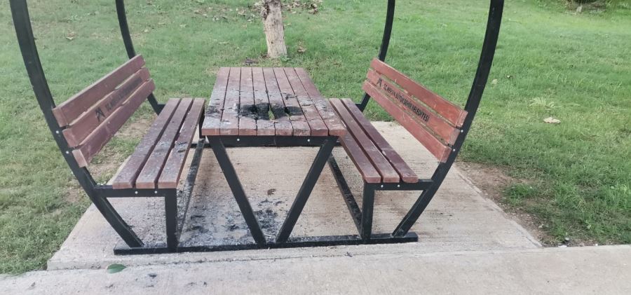 TARSUS ÖTÜKEN VADİ PARK’TA OTURMA GRUBU YAKILARAK ZARAR VERİLDİ
