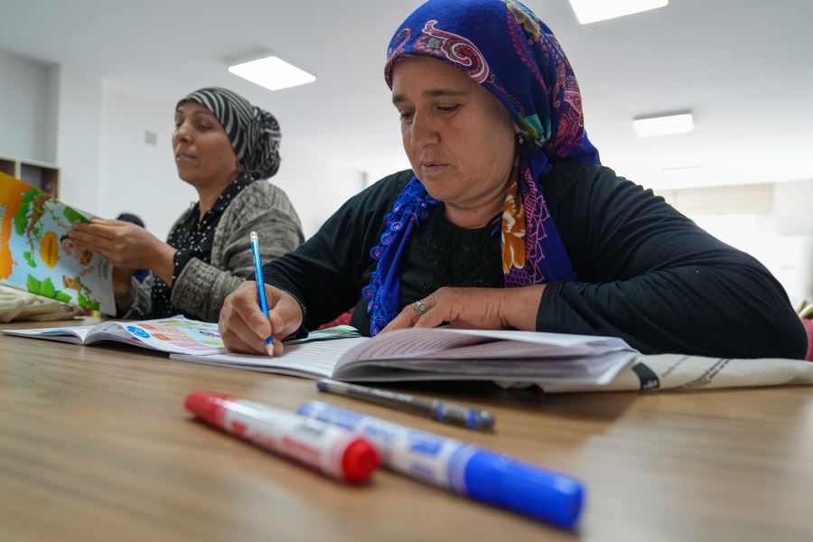 Tarsus’ta kadınlar okuma yazma öğreniyor