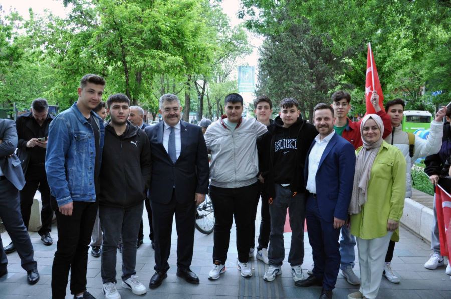 Tipioğlu tramvaya bindi, gençleri ikna etti