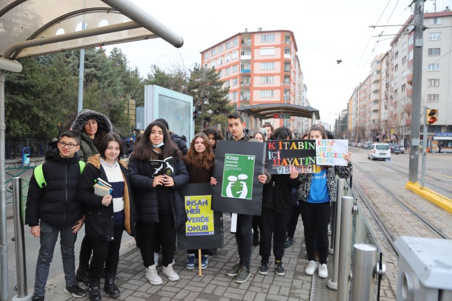 TRAMVAYDA YOLCULARA KİTAP SÜRPRİZİ