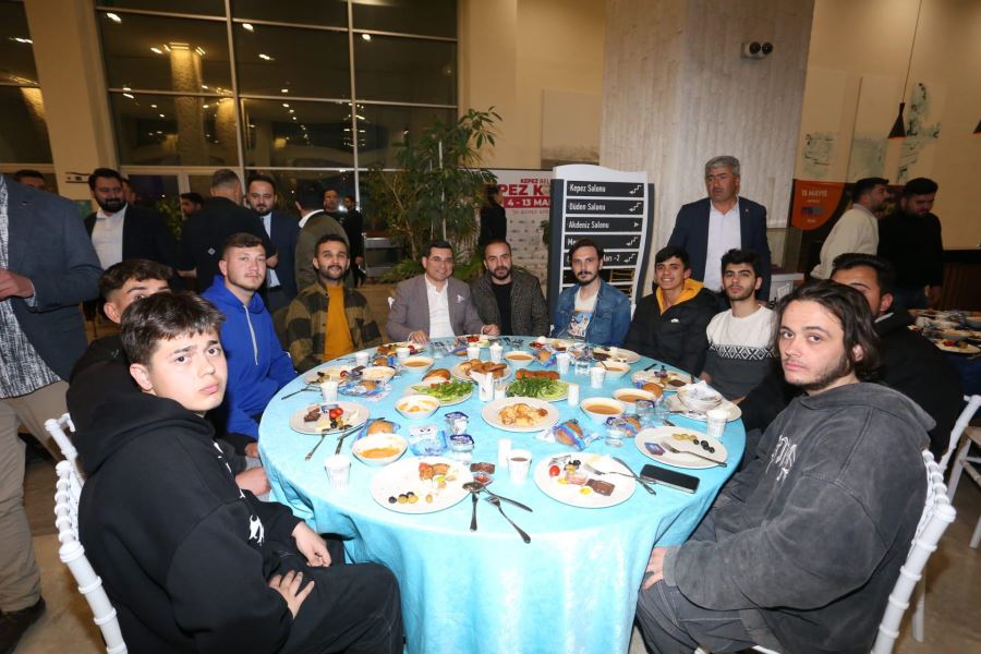 Tütüncü, AK Partili gençlerle sahur yaptı