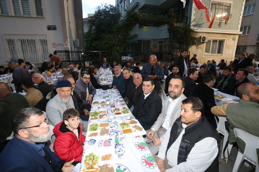Tütüncü, iftarda Yenikapı’nın misafiri