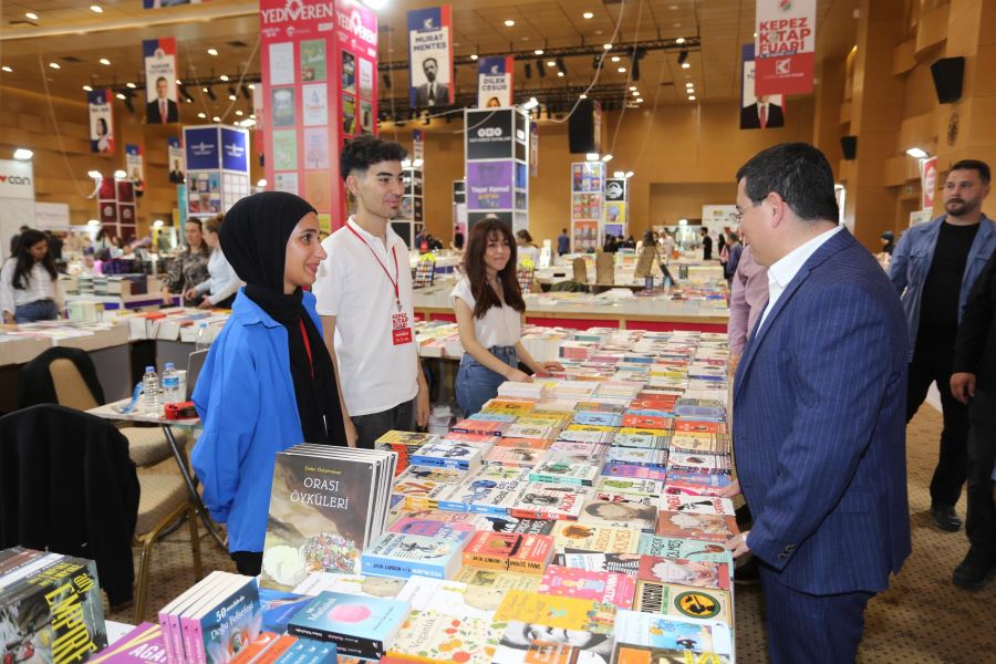 Tütüncü, kitap fuarı’nda