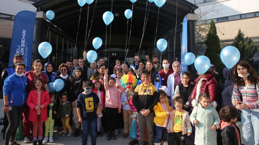 Umudun simgesi mavi balonlar gökyüzüne uçtu