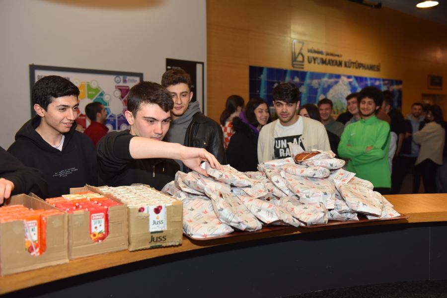 UYUMAYAN KÜTÜPHANEDE DERS ÇALIŞMAK ÖĞRENCİLERDEN, İFTAR VE SAHUR BELEDİYEDEN