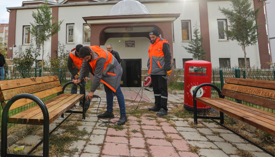VAN BÜYÜKŞEHİR BELEDİYESİ KENT GENELİNDEKİ CAMİLERE 7 BİN BANK DAĞITTI