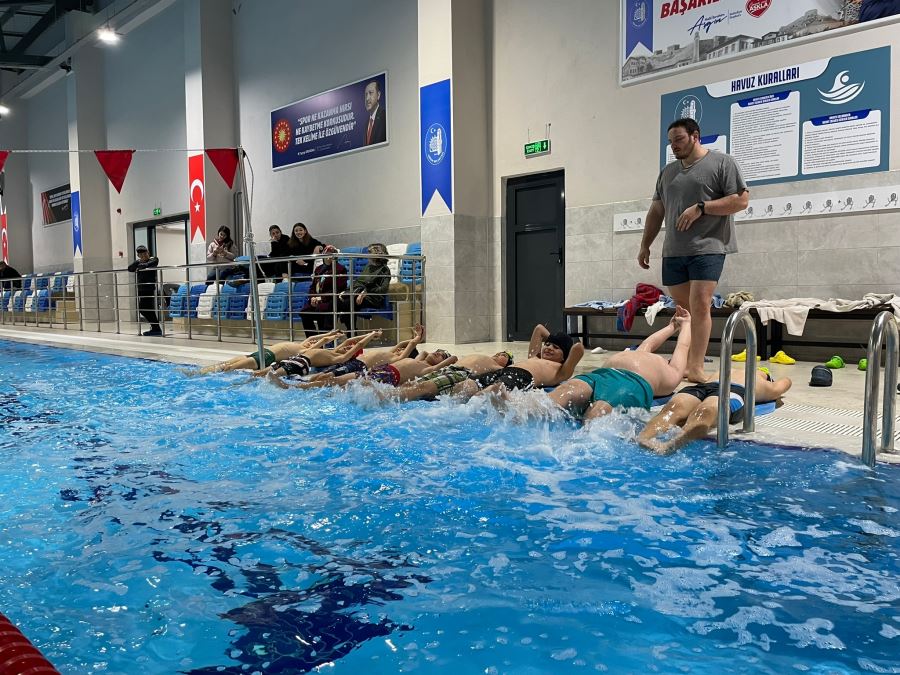 Yarı olimpik yüzme havuzlarında ilk kulaçlar atıldı
