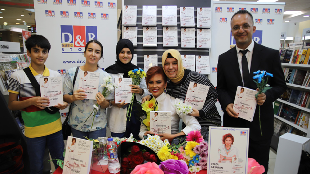 YELDA BAŞARAN D&R İMZA GÜNÜNDE KADINLARI ÇİÇEKLERLE TAÇLANDIRDI