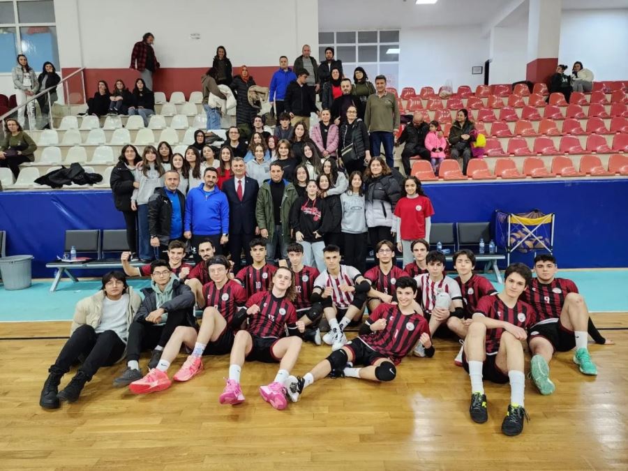 YENİ KURULAN GÖLCÜK BELEDİYESPOR ERKEK VOLEYBOL TAKIMI İLK MAÇINDA GALİP