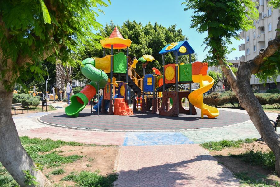 Yenişehir Belediyesi yakılan çocuk oyun grubunu yeniledi