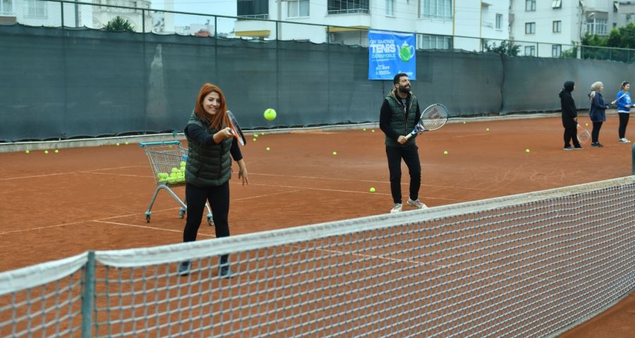 Yenişehirli kadınlar çay saatinde tenis öğreniyor