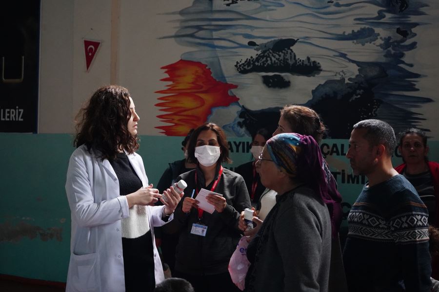 YOĞUN GÖÇÜN YAŞANDIĞI TARSUS’TA DEPREMDEN ETKİLENEN AİLELER SAĞLIK TARAMASINDAN GEÇTİ